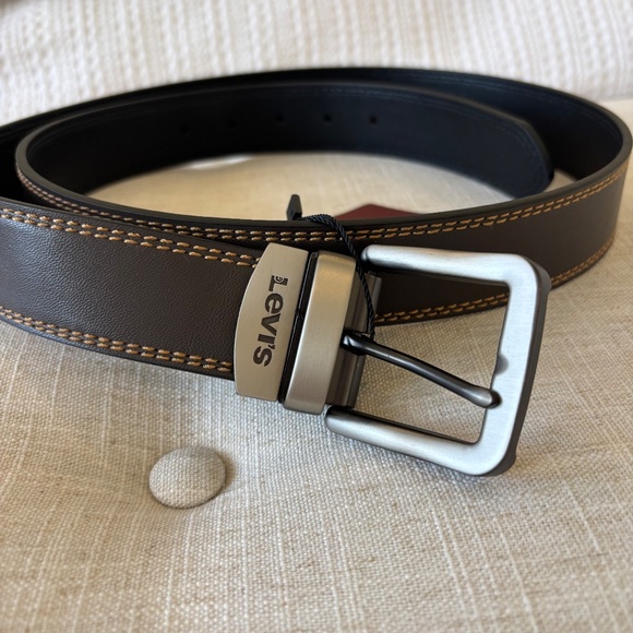 NWT Levi's leather belt with a gunmetal buckle, Size 38, Brown - Picture 2 of 5